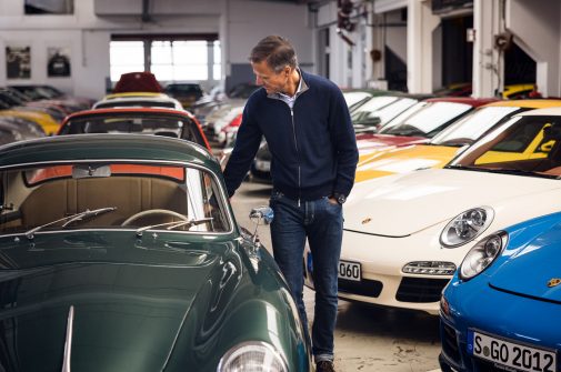 Michael Mauer schaut sich die Porsche Sammlung an