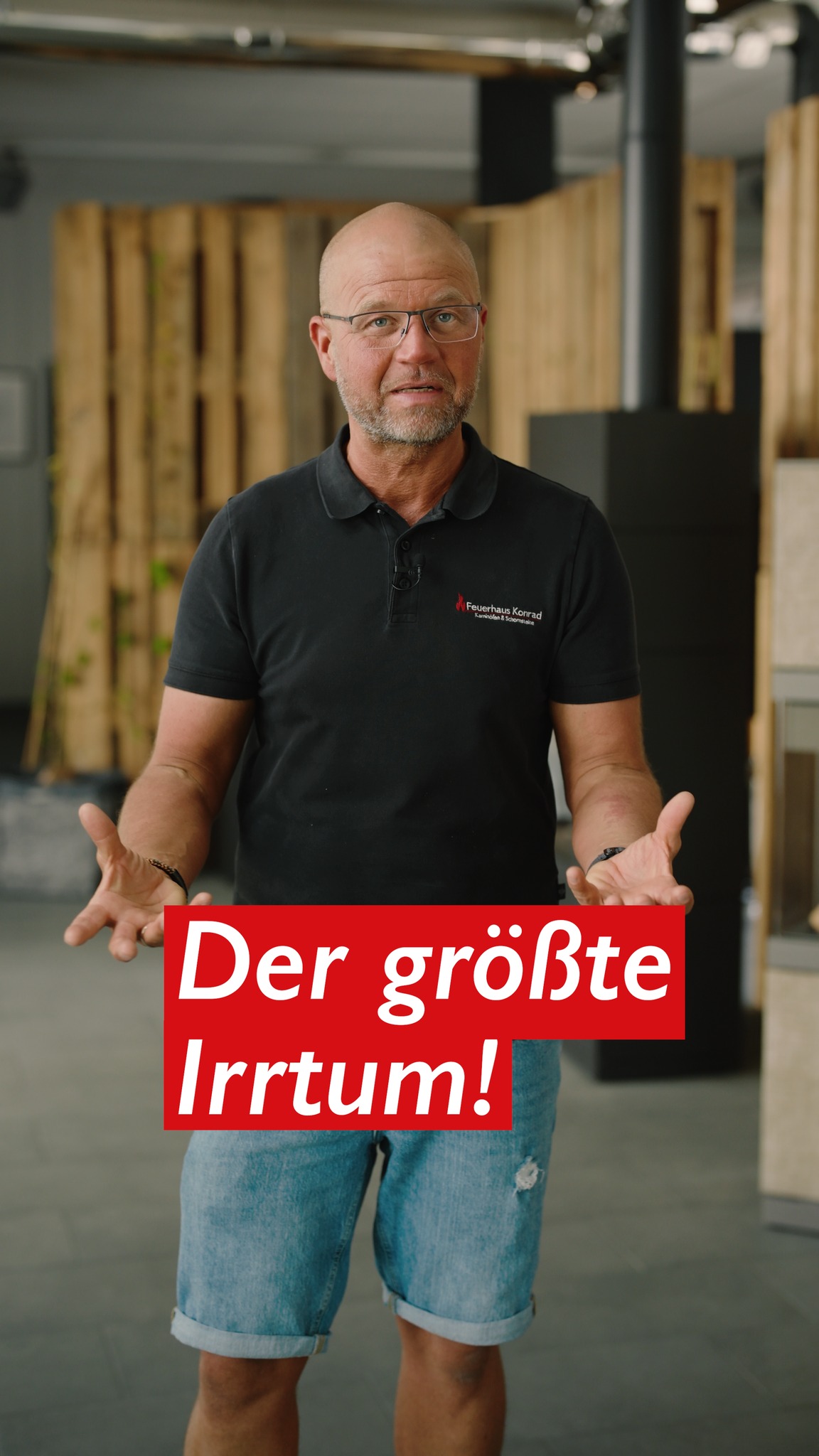 Der größte Irrtum beim Kaminofen: größer ist besser. Viele Kunden zeigen bei der Beratung zuerst auf die großen Anlagen – „genau so stelle ich mir das vor." Verständlich. Aber gerade in gut gedämmten Neubauten mit niedrigem Wärmebedarf wird das schnell zum Problem. Ein zu großer Ofen produziert mehr Wärme, als der Raum verträgt. Also drosselt man die Luft, gibt weniger Holz – und genau dann verrußt die Scheibe. Am Ende hat man eine große Sichtscheibe, aber sieht nichts mehr vom Feuer. Wir beraten dich gerne, welche Größe die richtige für dein Zuhause ist.
