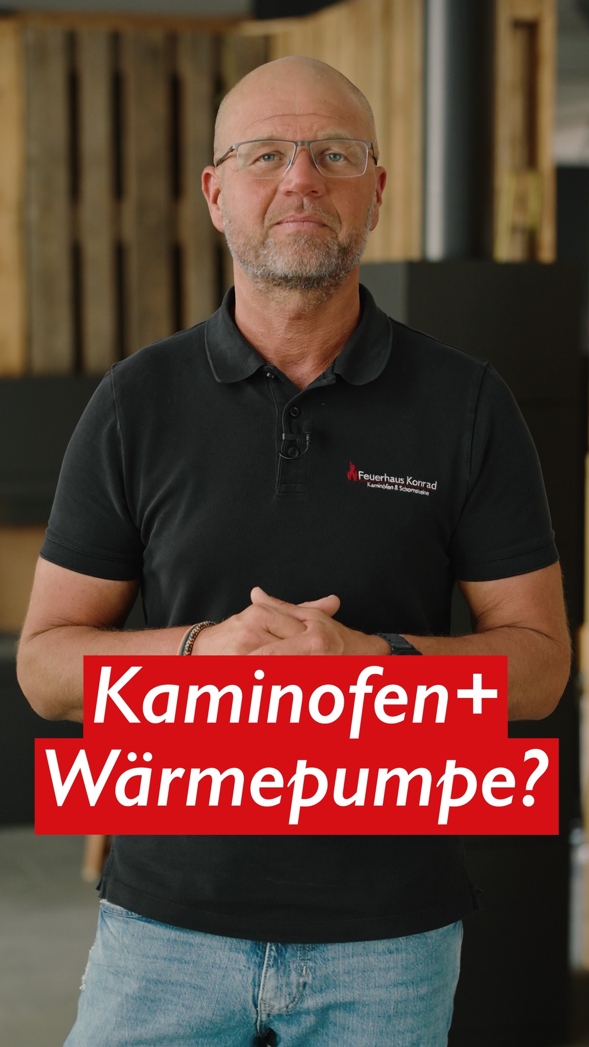 Eine Wärmepumpe ist eine super Sache. Wenn es richtig kalt ist, hat man mit einem Kaminofen aber die Möglichkeit einfach zuzuheizen. Ein Kaminofen heizt auch anders – direkter, spürbarer, atmosphärischer. Für viele ist er deshalb die perfekte Ergänzung. Dirk erklärt im Video, warum Wärmepumpe und Kaminofen zusammen Sinn macht.