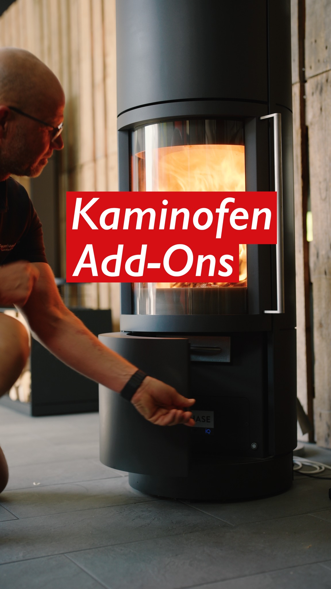 Bei einem Stahlofen lässt sich zum Beispiel ein Wärmespeicher integrieren. Der gibt bis zu 12 Stunden lang nachträglich Wärme in den Raum ab – auch wenn das Feuer längst kleiner geworden ist. Eine andere Option: ein drehbarer Ofen. Je nach Wärmebedarf lässt sich damit die Strahlungswärme der Scheibe gezielt in einen anderen Raumteil lenken. Praktisch und gemütlich zugleich. Wenn ihr das live sehen wollt: Kommt vorbei. Wir zeigen es euch gerne.