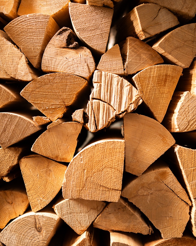 Manche Vorfreude stapelt man schon im Sommer. Die richtige Holzart und vor allem der richtige Feuchtigkeitsgehalt machen einen entscheidenden Unterschied für die Heizleistung, die Umwelt und die Lebensdauer eures Kaminofens. Trockenes, hochwertiges Brennholz sorgt für einen sauberen Abbrand, mehr Wärme, eine rußfreie Scheibe und schont gleichzeitig euren Kaminofen.