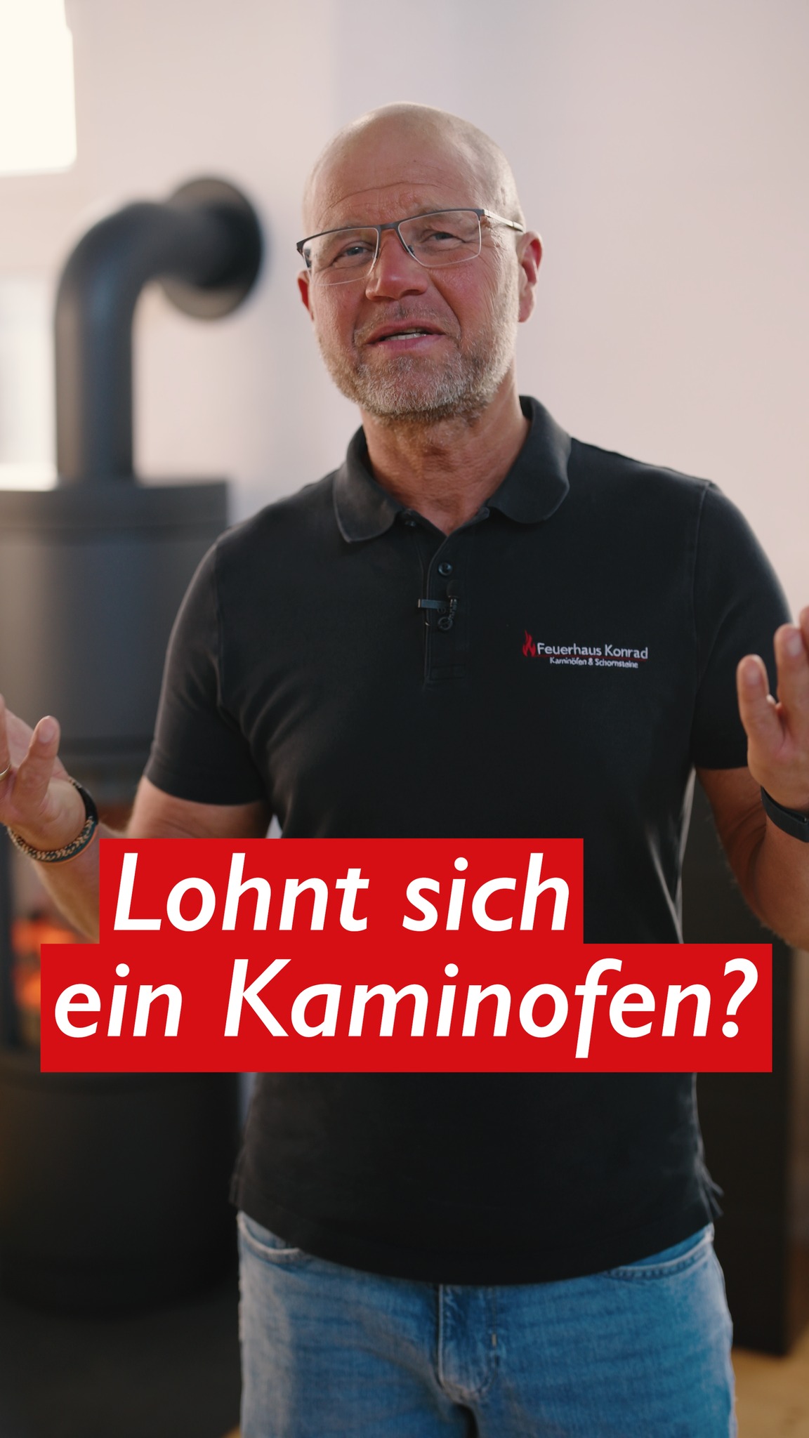 Ein Kaminofen lohnt sich auf alle Fälle – gerade in den Übergangszeiten. Wenn die Heizung noch nicht richtig läuft, bringt er schnell Temperatur in den Raum. Auch als Ergänzung zu einer Wärmepumpe ist er sinnvoll, besonders in den Spitzenzeiten. Bei länger anhaltenden Minustemperaturen macht es Sinn, die Wärmepumpe mit Holz zu unterstützen. Und dann ist da noch dieser eine Moment: der erste Tag im Jahr, an dem der Ofen im Frühjahr ausbleibt. Plötzlich sitzt man auf der Couch und vermisst sein Feuer. Das ist Wahnsinn. Besuch uns gerne in einem unserer Feuerhäuser – Hanau, Oberursel oder Wiesbaden.