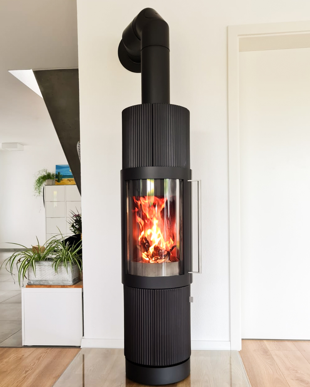 Die Eigentümer freuen sich schon sehr auf den Herbst, um endlich ihren neuen Kamin anzufeuern.