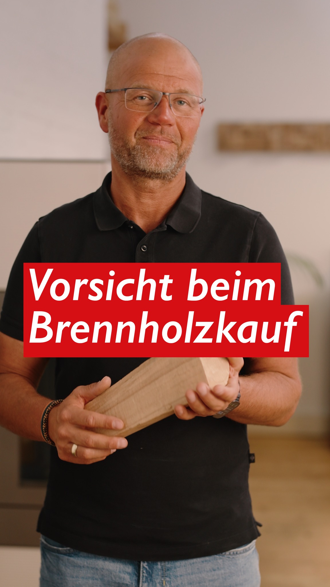 Teilweise sind Hölzer aus dem Baumarkt nicht richtig durchgetrocknet – zu schnell in der Kammer getrocknet, sodass der Kern innen noch nass ist. Das ist leider die Erfahrung, die wir bei unseren Kunden gemacht haben: Der Ofen hat nicht richtig gebrannt, sondern gequalmt. Bei einem Probefeuer mit anständigem Kaminholz war der Unterschied sofort erkennbar – es lag am Holz. Wenn der Kern feucht ist, tut sich jeder Kaminofen schwer, und es wird kein sauberes Feuer geben. Deshalb unsere Empfehlung: Holz über einen regionalen Holzhändler beziehen. Hier ist gewährleistet, dass alles erfüllt ist, was gutes Brennholz mitbringen muss.