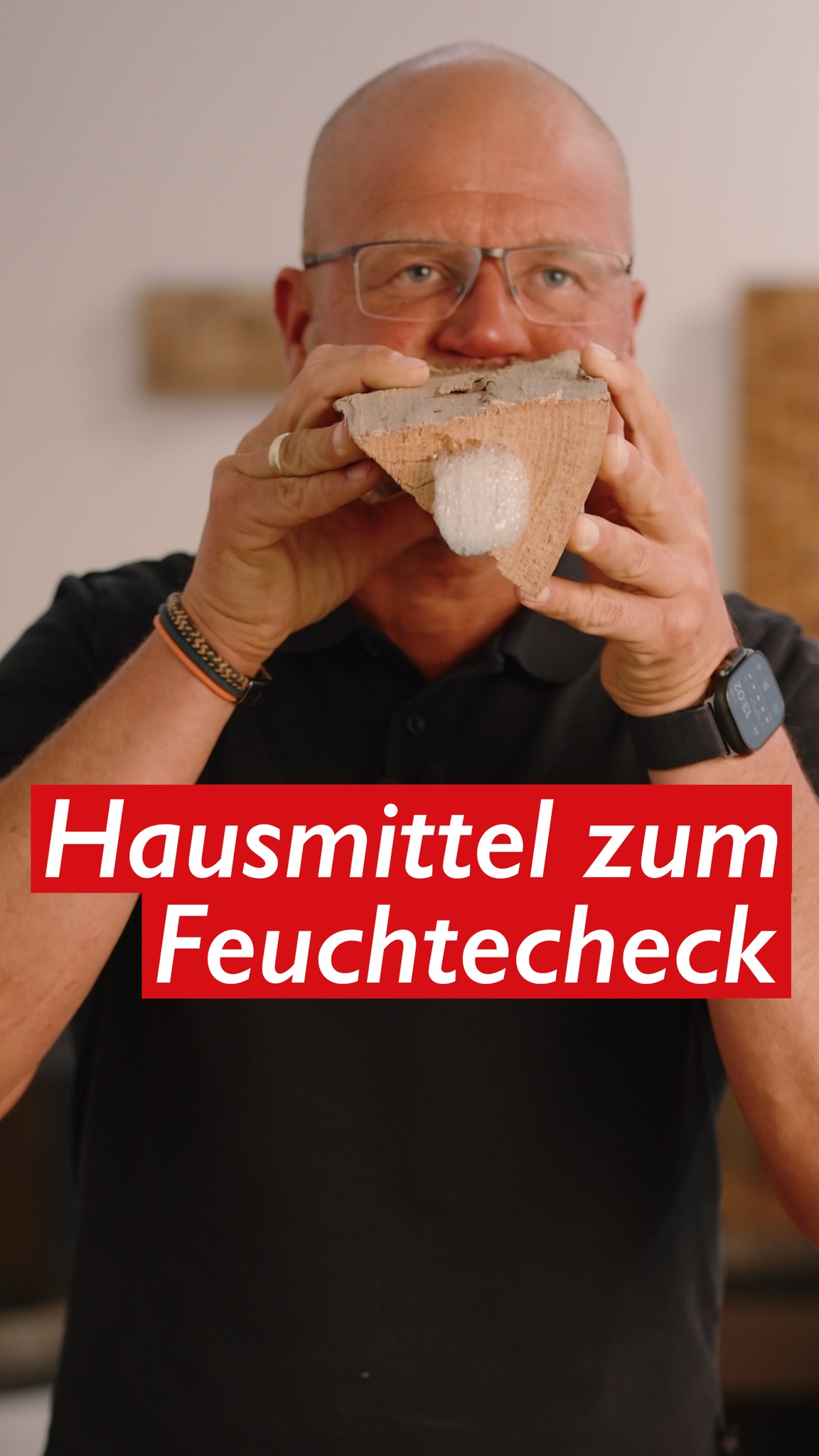 Ein Feuchtemessgerät hat kaum jemand zu Hause. Muss man auch nicht. Einfach etwas handelsübliches Spülmittel auf die Stirnseite des Holzscheits geben, leicht einreiben und von der anderen Seite kräftig durchpusten. Bildet sich Schaum, ist das Holz trocken – die Luft findet ihren Weg durch die getrockneten Fasern und bringt das Spülmittel zum Schäumen. Kein Aufwand, kein Werkzeug, sofortiges Ergebnis. Wer noch mehr Tipps vom Fachmann braucht: Komm in unsere Studios nach Hanau, Oberursel oder Wiesbaden. Wir beraten dich gerne.