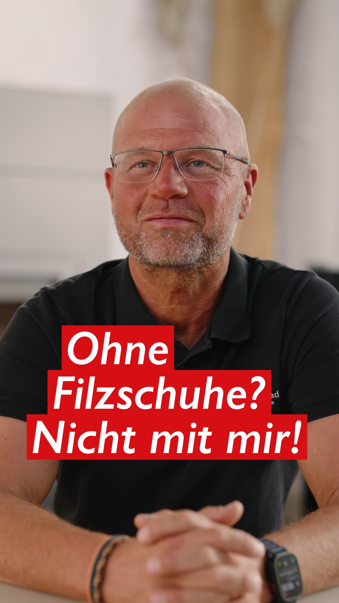 Dirk ist bei einem Kunden zuhause und hat seine Filzschuhe an. Er achtet auf präzises Arbeiten und die Qualität der Kaminöfen, also warum dann nicht auch auf die Sauberkeit? Für Ihn gehört das einfach dazu.