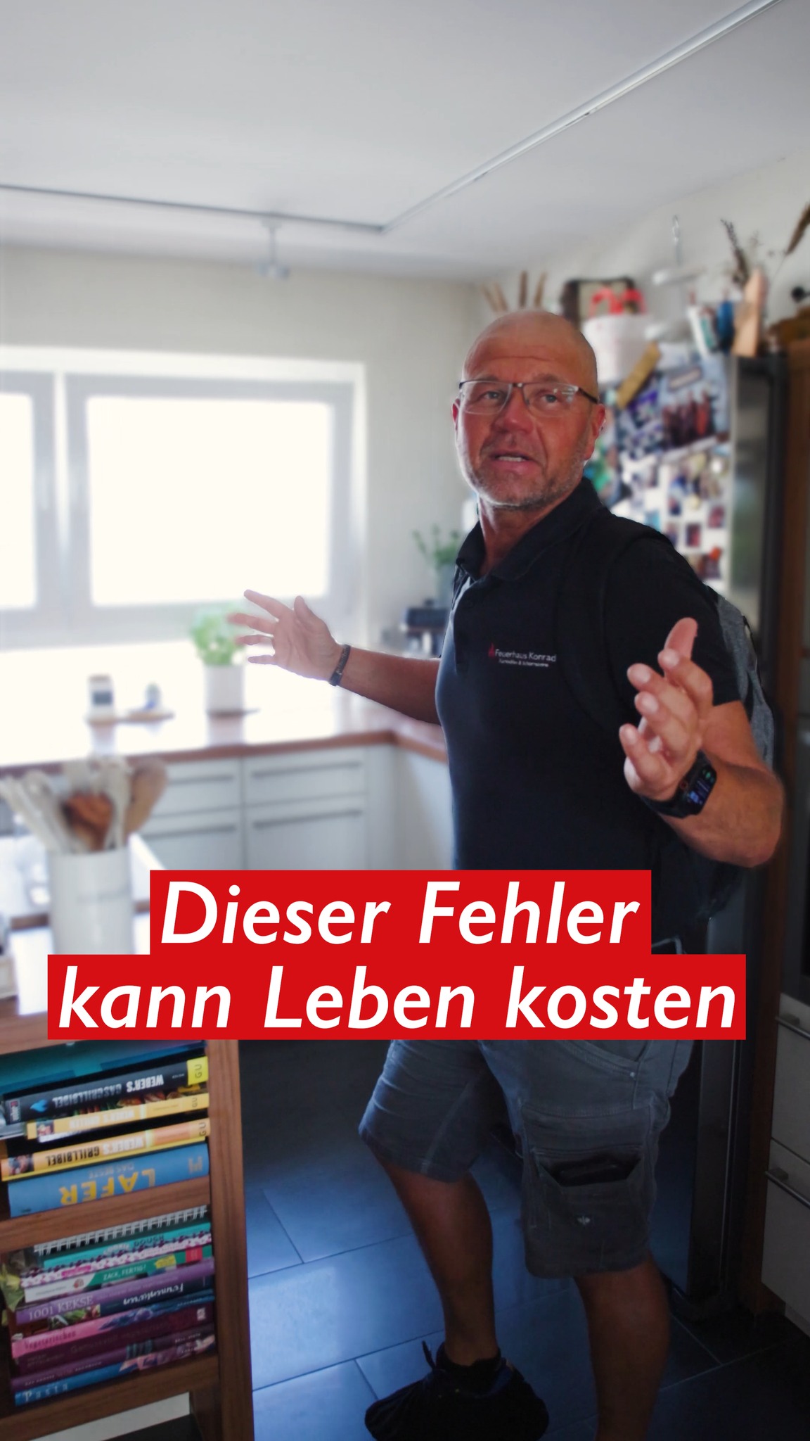 Eine Dunstabzugshaube und ein Kaminofen können in Kombination zum Sicherheitsrisiko werden. Gerade moderne, gut gedämmte Häuser sind nahezu luftdicht. Läuft gleichzeitig die Dunstabzugshaube, kann Unterdruck entstehen. Im schlimmsten Fall gelangen dadurch Abgase aus dem Kamin zurück in den Wohnraum. Die gute Nachricht: Dafür gibt es eine einfache und sichere Lösung – den Fensterkontaktschalter. Genau deshalb schauen wir uns bei jedem Projekt nicht nur den Kaminofen an, sondern immer das gesamte Zusammenspiel im Haus. Habt ihr schon einmal vom Fensterkontaktschalter gehört? Schreibt es in die Kommentare.