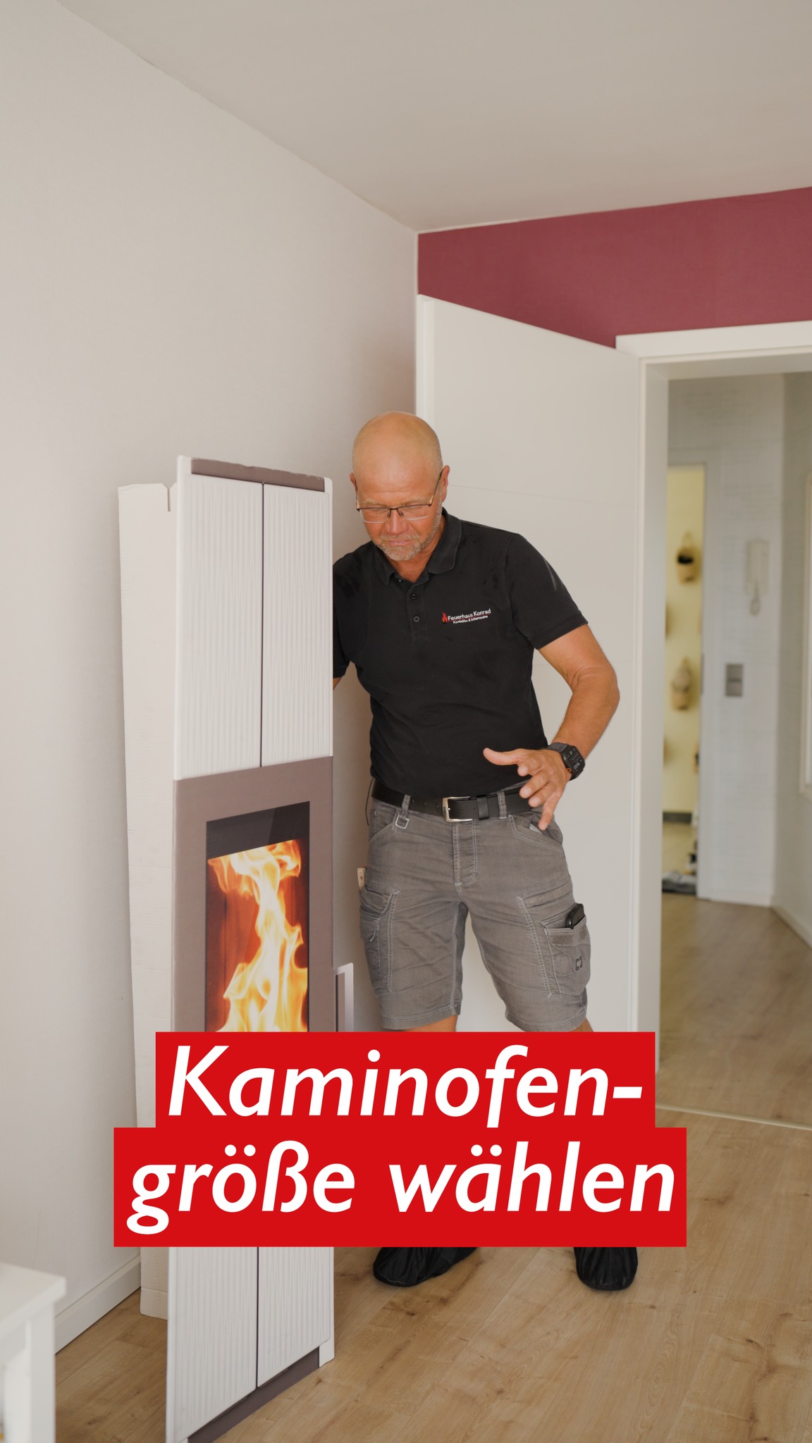 Die eigentliche Kunst bei einem guten Kaminofen: Ihn auch bei niedriger Temperatur betreiben zu können, mit Scheitholz, und trotzdem rußfreie Scheiben zu haben. Wer einen riesigen Feuerraum wählt, aber nur ein kleines Feuer macht, bekommt genau das Gegenteil. Die Hauptverbrennungsluft packt die Flamme nicht richtig, und die Scheibe verrußt. Kleinere Öfen dagegen wirken oft wie ein schönes Möbelstück: wenig Ofen, viel Feuer. Die Sorge, dass sich das „verliert“, ist meistens unbegründet. Man muss dem Ofen als Einrichtungsgegenstand nur etwas Zeit geben, sich einzufügen. Am Ende zählt nicht die Größe, sondern die richtige Abstimmung auf Raum und Nutzung. Und egal, welcher Ofen am Ende passt: Er steht, er brennt und es fehlt nichts.
