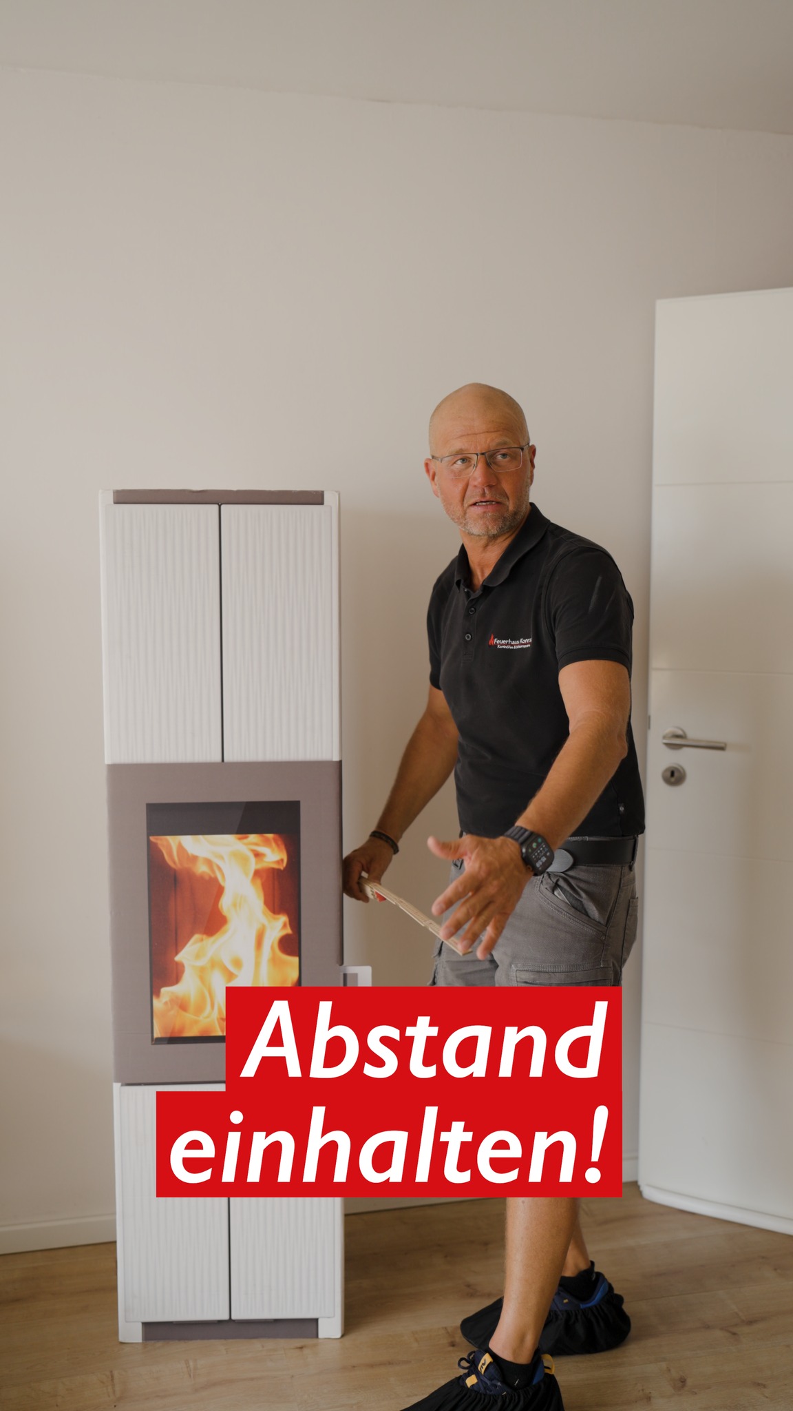 Ein wichtiger Sicherheitsfaktor bei jedem Kaminofen: der Abstand zu brennbaren Materialien. Überall dort, wo Scheiben verbaut sind, gelten etwas höhere Werte als an geschlossenen Seiten. In der Praxis meist rund 65 cm nach vorne und 60 cm zur Seite, je nach Modell leicht abweichend. Bei dreiseitigen Öfen bedeutet das übrigens nicht automatisch mehr Aufwand: Die Wärme wird hier nicht brachial über eine einzelne große Fläche abgegeben, sondern über drei Seiten verteilt. Diese Abstände sind kein Spielraum, sondern Sicherheit. Manche Kunden fragen: "Rücken wir den Ofen einfach näher ran, wenn der Schornsteinfeger wieder weg ist?" Davon können wir nur abraten. Die Abstände schützen genau dort, wo ein Ofen im Ernstfall gefährlich werden kann. Wer sich unsicher ist, ob sein Wunsch-Standort passt: Wir schauen uns das gerne vor Ort an.