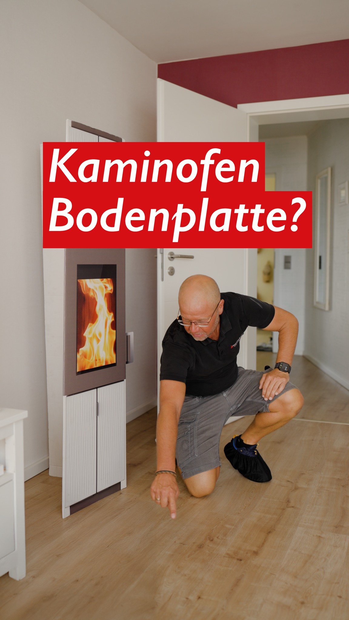 Die Bodenplatte unter einem Kaminofen dient nicht dem Brandschutz, sondern dem Funkenschutz. Der Ofen selbst ist bereits so zertifiziert, dass er ohne zusätzliche Schutzschicht auf dem Boden stehen darf. Wir lassen die Platten passend zum jeweiligen Gerät fertigen, sodass sie exakt um den Ofen herum vorgelegt werden können. Bei manchen Modellen reichen wenige Zentimeter seitlich, bei anderen etwas mehr. Der Vorteil: Es braucht keine zusätzlichen, improvisierten Lösungen drumherum, weil die Platte von vornherein passgenau zugeschnitten ist. Ganz vermeiden lässt sich Staub trotzdem nicht: In jedem Boden steckt ein wenig Spiel, und darüber zieht es immer etwas Staub unter die Platte. Das kriegt man nie wirklich weg, egal wie gut die Platte sitzt. Praktisch daran: Die Platte lässt sich zum Reinigen einfach anheben und wegnehmen. Praktischer Nebeneffekt: Im Sommer lässt sich die Platte einfach hinter den Ofen schieben und man hat den Weg frei.