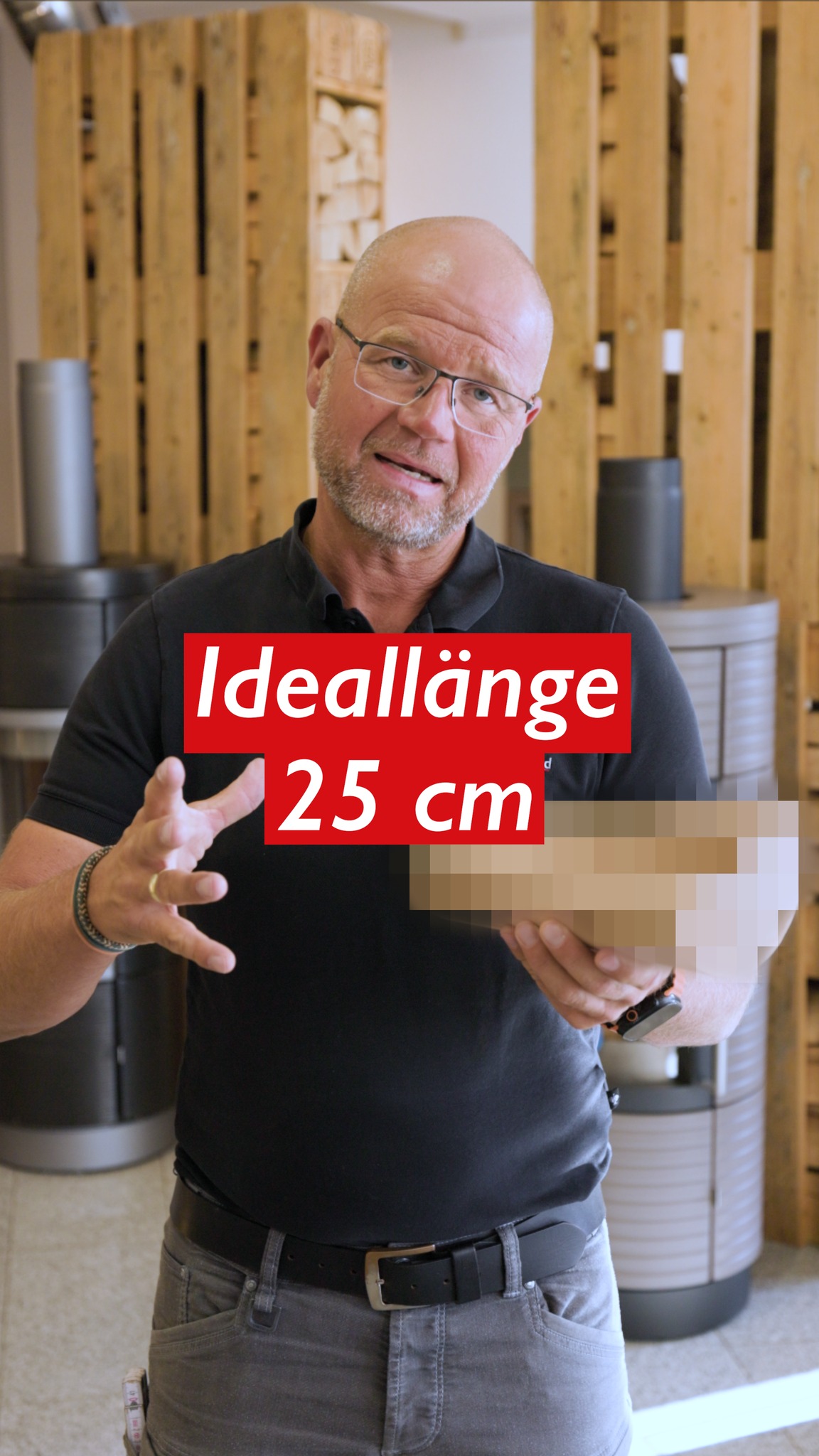 25cm passen in jeden Ofen. Gerade in Neubauten haben wir fast keinen Wärmebedarf. Und genau da liegt die Kunst. In gut gedämmten Neubauten ist es eine echte Herausforderung, einen Ofen auch mal auf niedriger Temperatur zu betreiben, mit Scheitholz und trotzdem sauber. Die Empfehlung dafür: ein Ofen mit etwas kleinerem Brennraum, bestückt mit dem neuen Standardmaß von 25 Zentimeter langen Scheiten. Je größer die Scheite werden, desto höher der Heizwert, und teilweise kommen dann auch noch dickere Scheite dazu, mit denen sich der Ofen schwerer tut. Bei 25er Scheiten ist man am besten beraten. So holt man wirklich das Geringste an Wärme heraus und sorgt gleichzeitig für rußfreien Abbrand und saubere Scheiben. 📍 Hanau · Oberursel · Wiesbaden 🔗 Link in der Bio