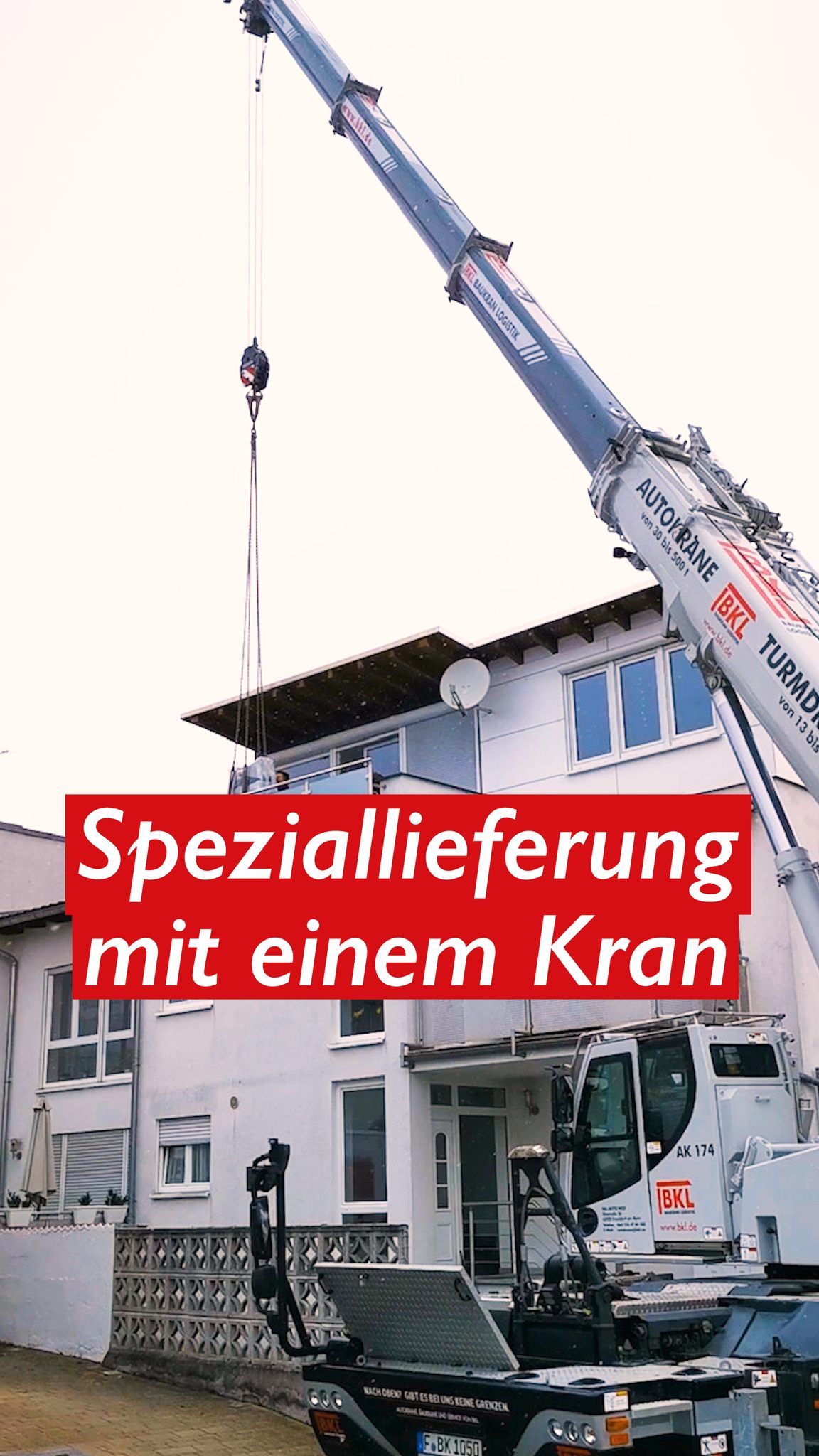 Auch bei schwierigen Situationen versuchen wir, alles möglich zu machen. Dachwohnung, schwierige Treppen oder generell eine komplizierte Anlieferung: Manchmal braucht es dafür ungewöhnliche Lösungen. Vor kurzem haben wir einen Kaminofen mit einem Autokran direkt von der Straße auf eine Dachterrasse heben lassen. Von dort aus haben unsere Jungs das Ganze dann weiter begleitet und montiert. Sofern die technischen Bedingungen stimmen und vom Schornstein her alles geprüft ist und funktioniert, machen wir eigentlich alles möglich. 📍 Hanau · Oberursel · Wiesbaden 🔗 Link in der Bio