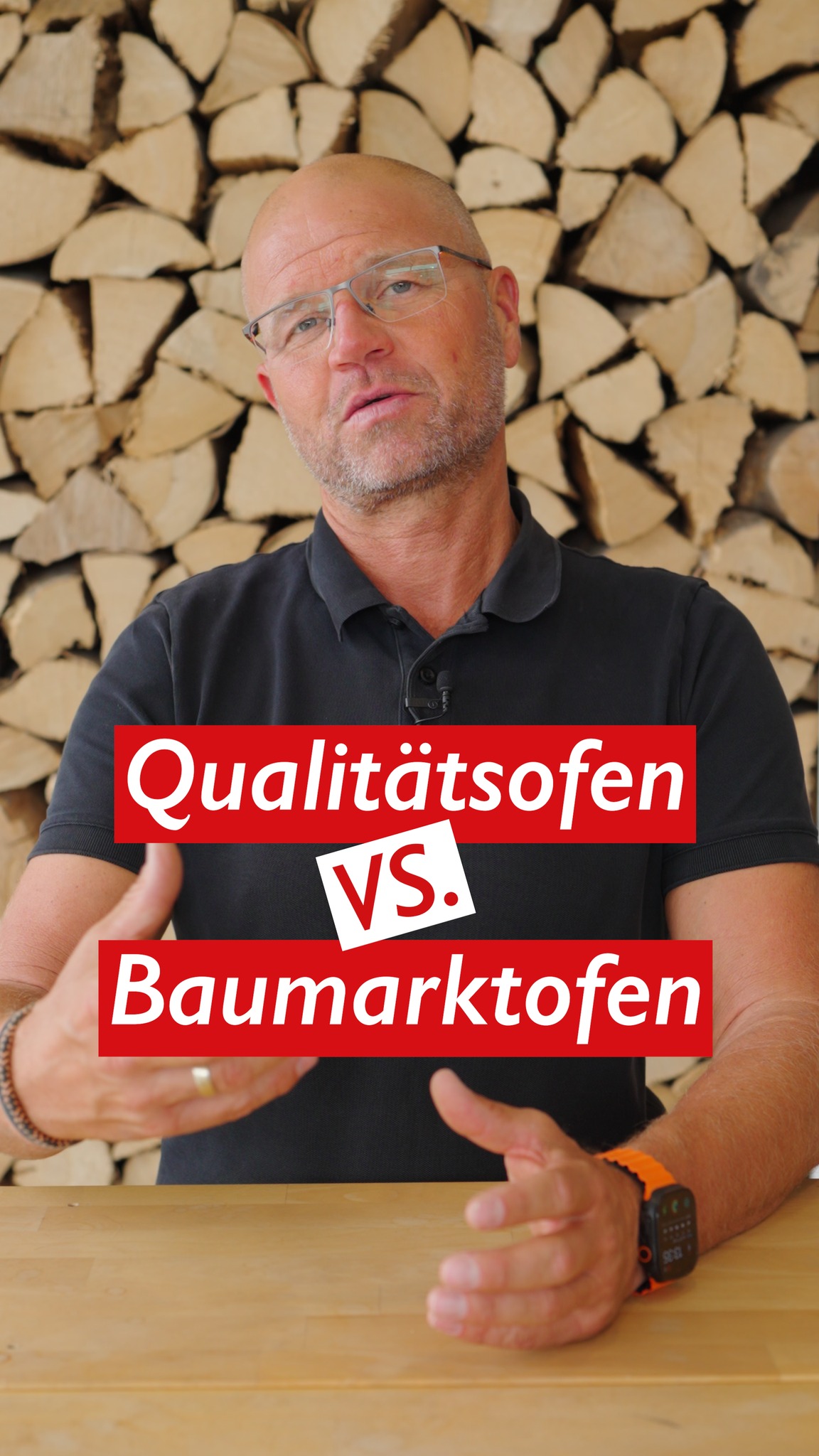 Ein Baumarktofen macht durchaus warm, das soll gar nicht bestritten werden. Aber ganz schnell wird klar, wie groß die Qualitätsunterschiede tatsächlich sind: an der Tür, an der Haptik, an der Brenntechnik. Heizt man so einen Ofen mal falsch, mit niedriger Temperatur und ohne genug Holz nachzulegen, zeigt sich das sofort: Die Scheiben verrußen, die Griffe wackeln, insgesamt fühlt sich das dann alles nicht mehr sicher an. Wichtig zu bedenken: Mit einem Kaminofen bringt man Feuer ins eigene Haus. Das muss absolut robust und qualitativ hochwertig sein. Deshalb fällt die Entscheidung persönlich immer auf einen Qualitätsofen.
