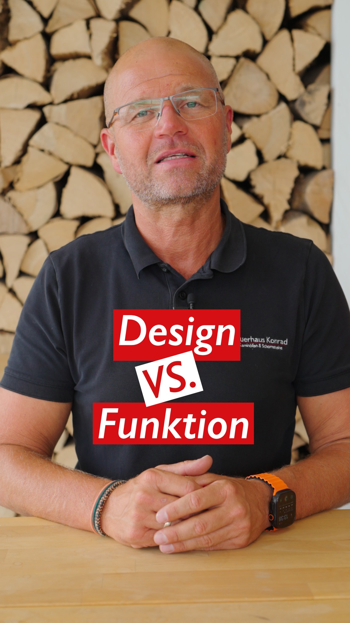 Design oder Funktion? Am besten beides. Und das ist keine Ausrede. Ein Ofen muss sauber brennen und er muss sicher sein. Wenn beim Öffnen die Tür klappert oder nicht richtig schließt, ist das kein Schönheitsfehler, sondern eine Frage der Sicherheit. Deshalb steht die Funktion bei uns an erster Stelle. Nur ist der Ofen längst nicht mehr der Bullerofen, der einfach Wärme in den Raum bringt. Er steht im Wohnzimmer, und damit entscheidet auch die Form: rund oder eckig, Stahl oder Keramik, und am Ende die Farbe. Wir arbeiten deshalb ausschließlich mit Herstellern, bei denen man sich nicht entscheiden muss. Tolle Heizgeräte, tolle Qualität, dazu ein Design, das man gerne im Raum stehen hat.