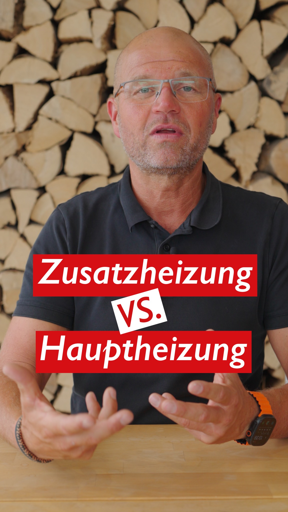 Kaminofen als Zusatzheizung oder als Hauptheizung? Dirk sagt: Das lässt sich nicht pauschal beantworten. In einem Niedrigenergie- oder Passivhaus mit fast keinem Wärmebedarf spielt es kaum eine Rolle, ob der Ofen als Hauptheizung genutzt wird. Dort geht es eher darum, die wohlige Wärme und das besondere Gefühl ins Haus zu holen. Gleichzeitig macht ein Kaminofen unabhängig. Fällt zum Beispiel bei einem Stromausfall die Wärmepumpe aus, bringt der Ofen trotzdem Temperatur ins Haus. In diesem Moment wird er zur Hauptheizung. Im Alltag eine Zusatzheizung, im Ernstfall die Absicherung.