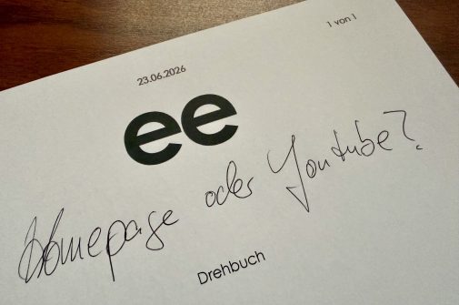 Video auf einer Unternehmenswebsite als Vorschaubild mit Klick-Funktion eingebunden