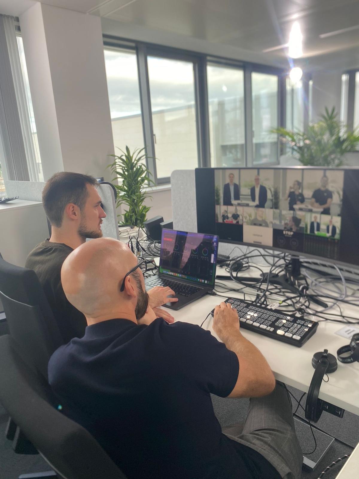 team-livestream-produktion-erdmann-hanau.jpg Team von erdmann & erdmann steuert eine Livestream-Produktion an mehreren Monitoren, Rhein-Main